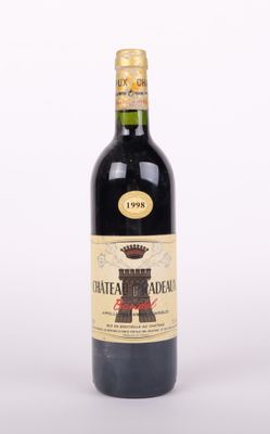 gros plan d'une bouteille de vin sur fond blanc