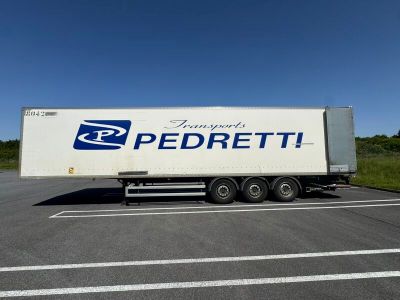 un camion semi-remorque garé dans un parking