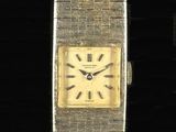 une image d'une montre-bracelet au cadran doré