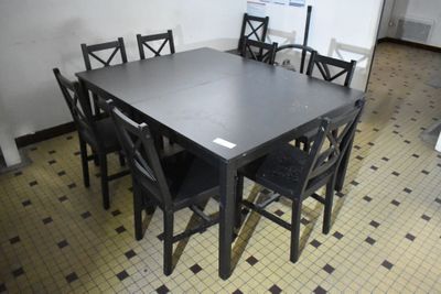 une table et des chaises dans une pièce au sol carrelé