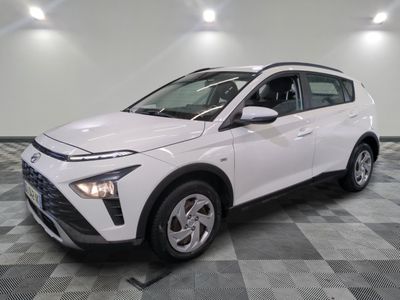 Une Toyota C-HR de 2020 dans un showroom au sol à damier