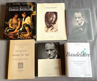 plusieurs livres sont posés sur une table les uns à côté des autres
