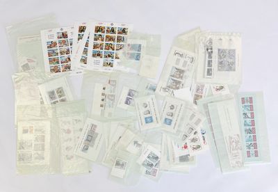 beaucoup de timbres et d'enveloppes posés sur une table