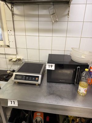 un micro-ondes et un grille-pain posés sur le plan de travail d'une cuisine