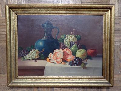 une peinture représentant des fruits posés sur une table, avec un vase en arrière-plan