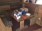 une table et des chaises dans une petite pièce aux murs en bois