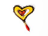 broche en forme de cœur jaune et rouge, avec une perle rouge qui pend