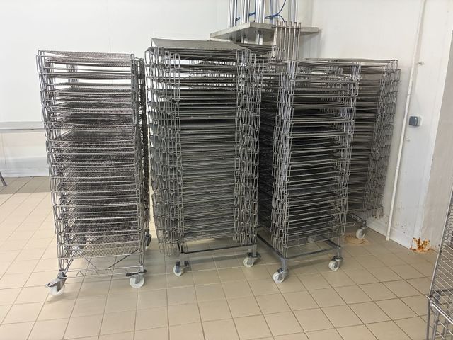 Environ 1200 grilles inox pour affiner les fromages avec supports...