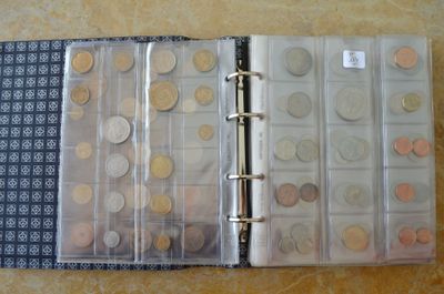 un classeur contenant des pièces de monnaie, posé sur une table