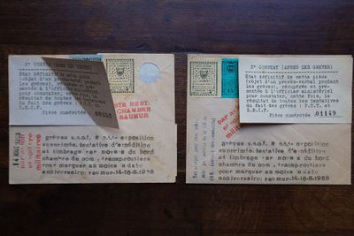 deux vieilles cartes postales posées sur une table, d'où dépasse un bout de papier