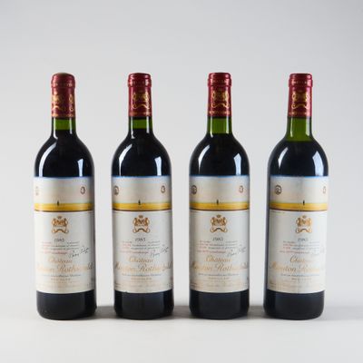 trois bouteilles de vin sont alignées sur une surface blanche