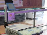 une machine posée sur une table dans un magasin