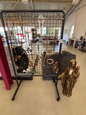 une cage métallique contenant une statue de Jésus et d'autres objets