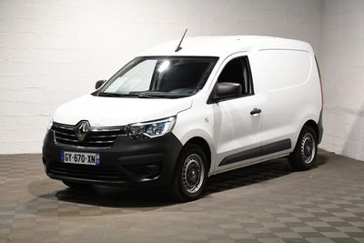 la photo d'une camionnette blanche garée dans un garage