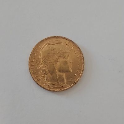 une image d'une pièce d'or sur une surface blanche