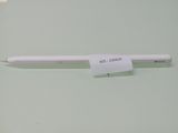 un stylo blanc avec un autocollant dessus, posé sur une table