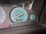 un gros plan sur le compteur de vitesse d'une voiture