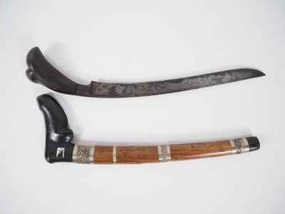 Indonésie, XIXe Poignard Badik , poignée et fourreau en bois…