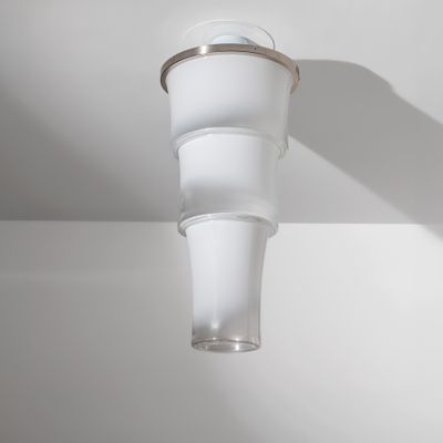 un verre suspendu au plafond dans une pièce