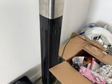 un purificateur d'air noir et argenté à côté d'un carton