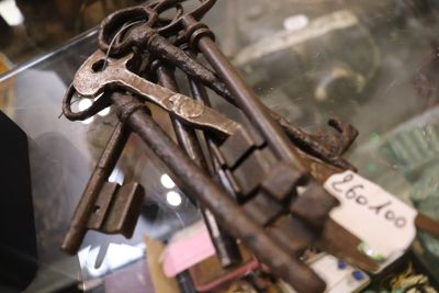 de nombreuses clés anciennes exposées dans une vitrine