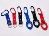 quatre couleurs différentes de mousquetons et un porte-clés en forme de mousqueton