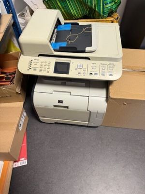 une imprimante posée sur une boîte
