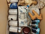 une boîte en carton remplie d'objets divers et d'un ours en peluche