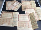 quelques vieux papiers sont posés sur une table noire