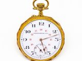 une image d'une montre de poche en or avec des chiffres romains sur le cadran
