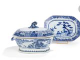 deux plats bleus et blancs et un plateau avec un couvercle