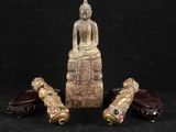 un ensemble de trois figurines sculptées posées sur une table