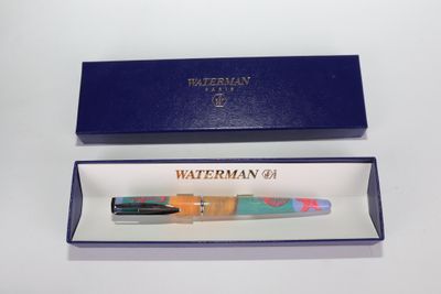 une boîte bleue contenant un stylo et une boîte contenant un stylo