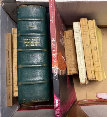 une boîte remplie de livres posée sur une table