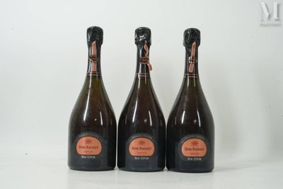 trois bouteilles de vin posées sur une table l'une à côté de l'autre