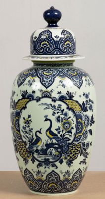 un vase bleu et blanc avec un couvercle sur une table