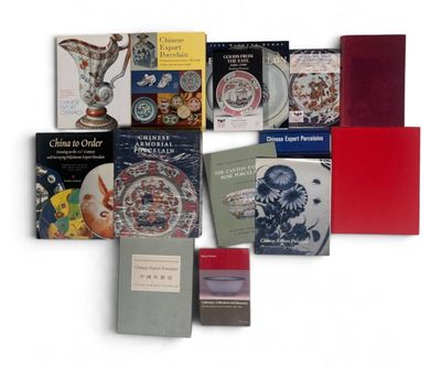 un grand nombre de livres posés sur une table