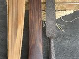 deux types de couteaux et un livre sur la table