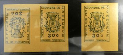 trois timbres différents sont exposés dans une vitrine