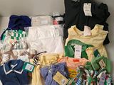 beaucoup de vêtements et d'autres objets posés sur une table