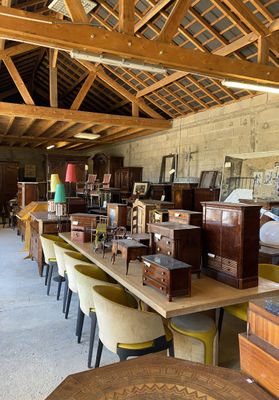 une grande pièce contenant beaucoup de meubles
