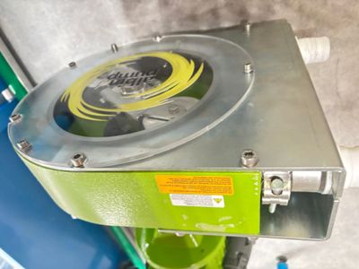 une machine verte posée par terre