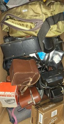 une boîte en carton remplie de bagages et d'autres objets
