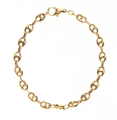 gros plan d'un bracelet en chaîne en or sur fond blanc