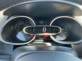 un gros plan du tableau de bord d'une voiture