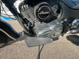 un gros plan sur le moteur d'une moto dans la rue
