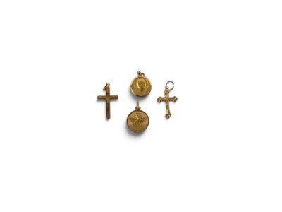 trois croix en or et un pendentif en forme de croix sur fond blanc