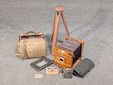 un appareil photo et un sac posés par terre à côté