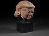 une tête de femme antique coiffée d'un chapeau, sur un fond noir