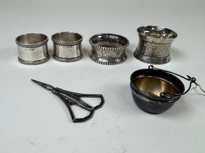 beaucoup d'objets en argent qui se trouvent sur la table